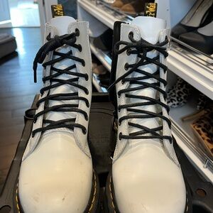 Dr. Martens white leather lace up boots. EUC size 6